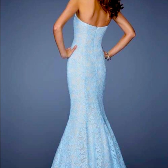 La Femme mermaid gown Size 2. NWT, Lime green, lace, strapless sweetheart gown. - Picture 2 of 2